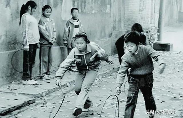 简单又实用的玩具自己做的，这些自己动手做的玩具你都玩过几种