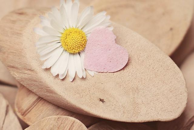 女人主动对你有意思的表现，女人主动给你三种机会