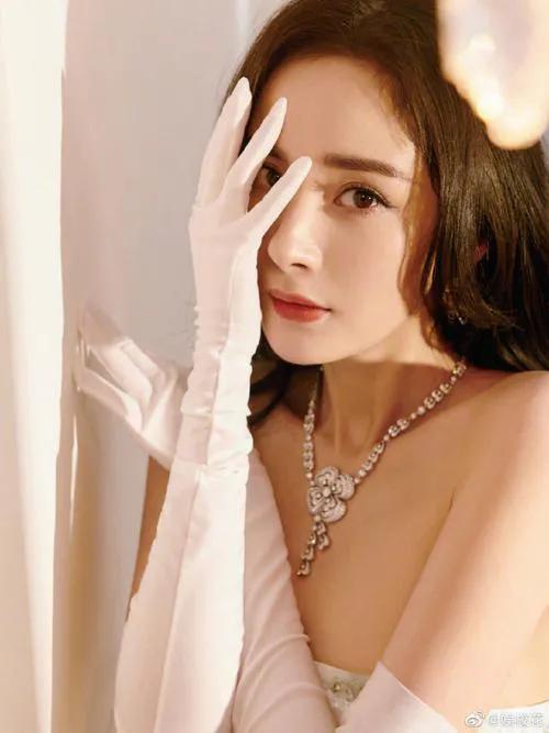 杨幂父亲是做什么的，年过50爱秀肌肉