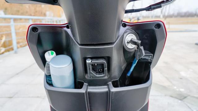 铃木ue125最新评测，一款适合通勤的神车