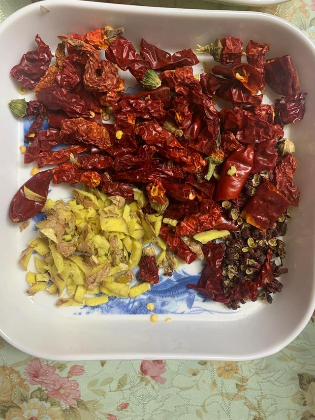 干锅兔的正宗做法，分享一下好吃的家常干锅兔做法