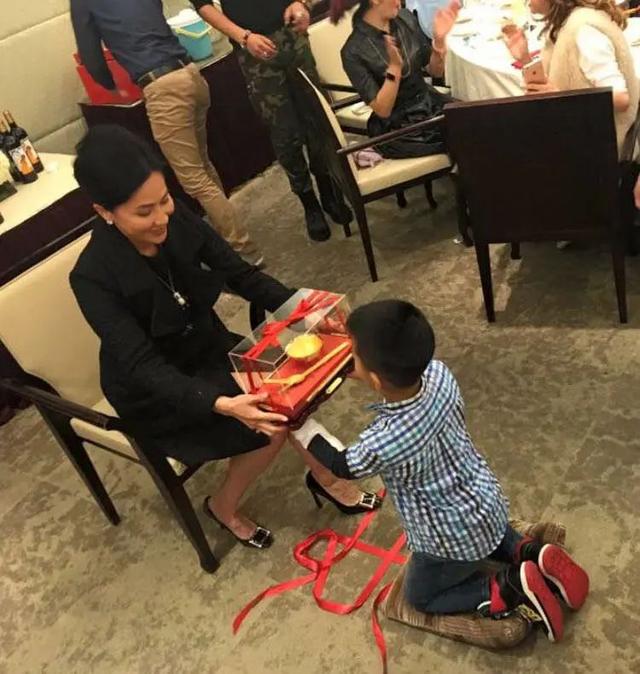 刘嘉玲身价多少亿，刘嘉玲个人简历（同进同出情胜母子）