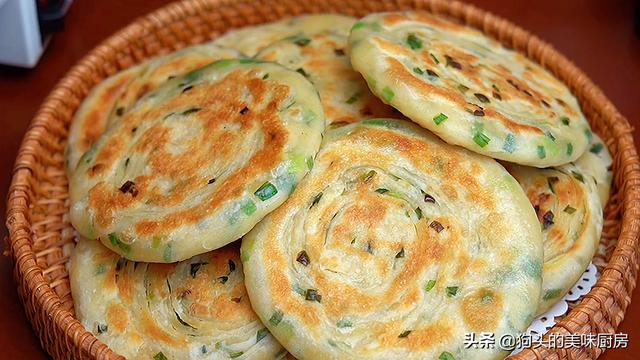 如何做出的葱油饼又香又好吃，家常葱油饼这样做才好吃