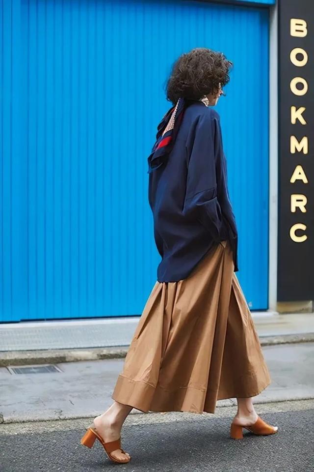 卫衣半裙早秋混搭时髦有女人味，卫衣＋半裙＝时髦又有女人味的早秋穿搭