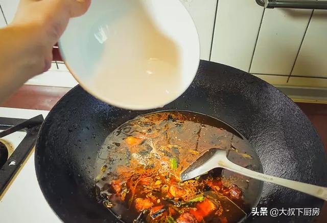 五花肉烧腐竹的正确做法，好吃的不是五花肉