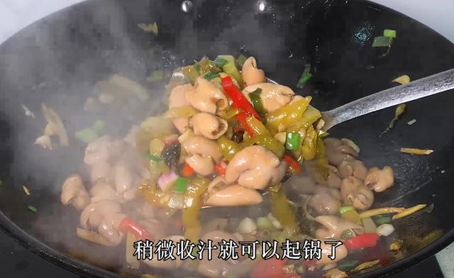 酸菜肥肠的做法，酸菜焖肥肠做法