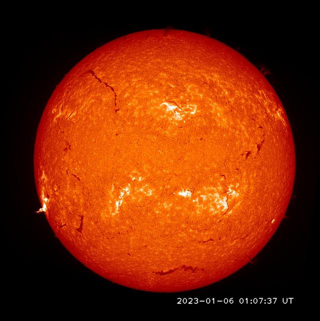 太阳耀斑是一种超强能量爆发现象，太阳耀斑大量爆发