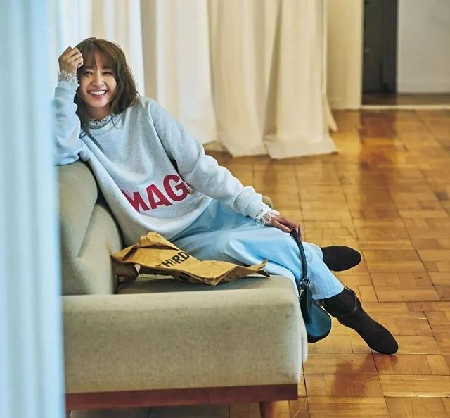 卫衣半裙早秋混搭时髦有女人味，卫衣＋半裙＝时髦又有女人味的早秋穿搭