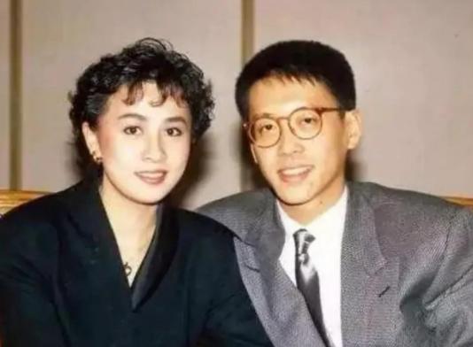 梁朝伟和刘嘉玲，梁朝伟刘嘉玲年轻时合照（酒到浓时香自溢。你为什么嫁我）