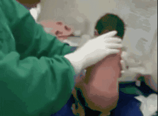 怎么判断宝宝大脑发育好不好，宝宝越早出现这个动作