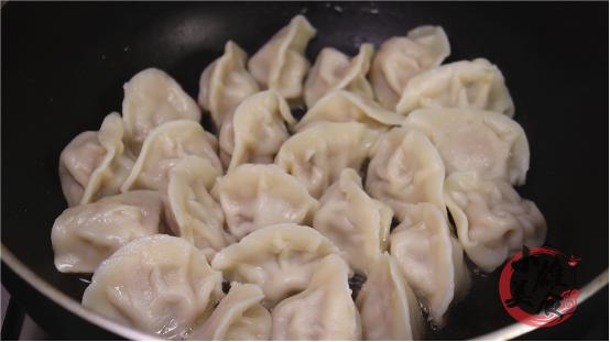  剩饺子怎么做好吃，饺子剩了怎么做好吃（吃剩的饺子皮不要扔掉）