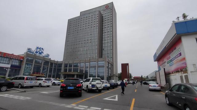 盘锦向海大道与商贸北街交叉路口，盘锦市向海大道