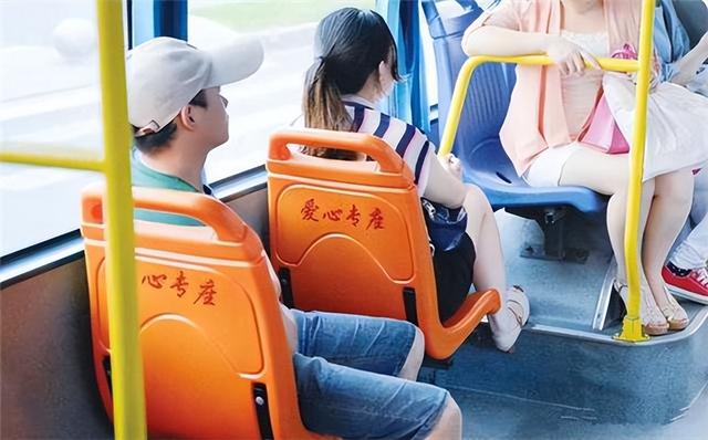 公交车拒让座四个耳光后老人死亡，郑州一大爷狂扇未让座小伙4耳光后猝死