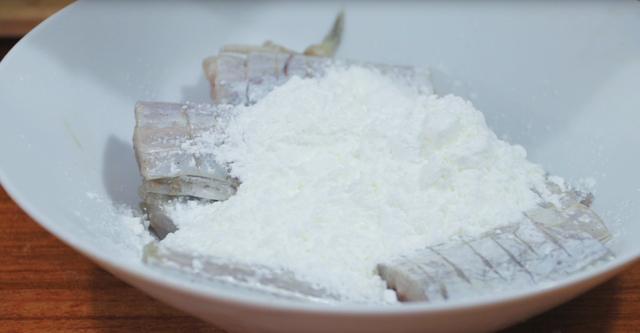 炸带鱼用什么淀粉，炸带鱼用淀粉还是面粉好吃