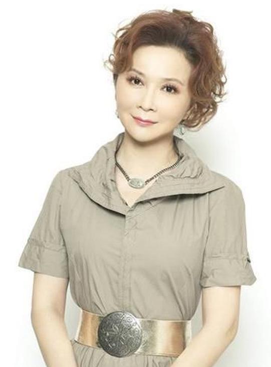 蔡明和老公合照，老公用100封情书追到手