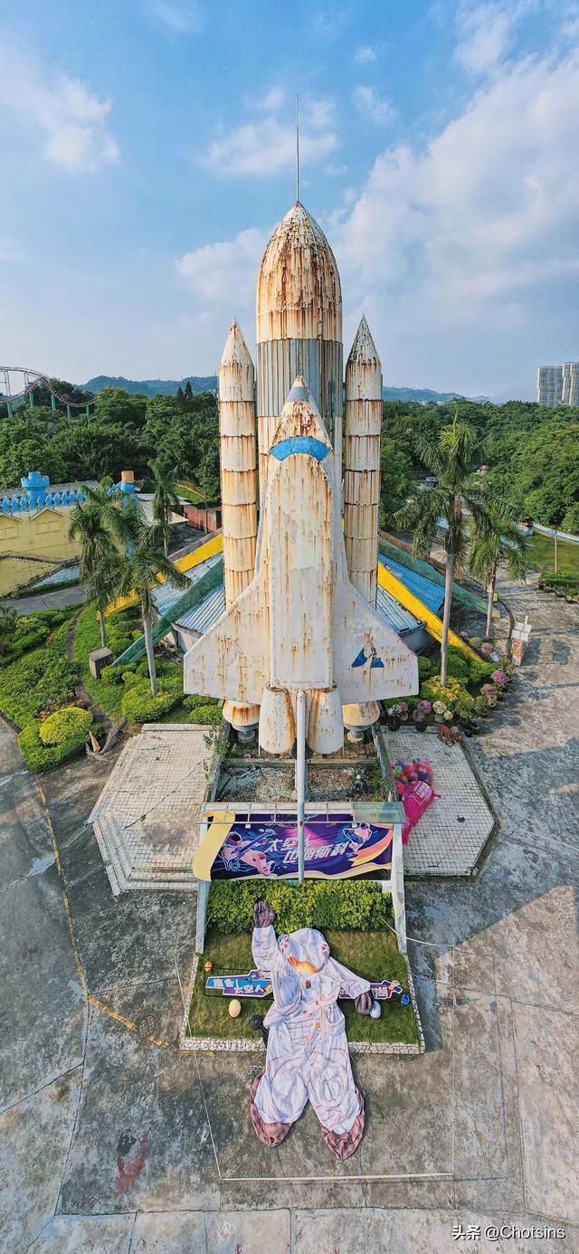 一个亚洲最大的木质过山车，被爬藤覆盖的废弃过山车