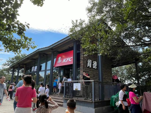 紫金山爬山最佳路线图夜爬，爬山人员小到三四岁的