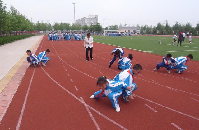 新手怎么练习跑步姿势，体育老师秘籍之