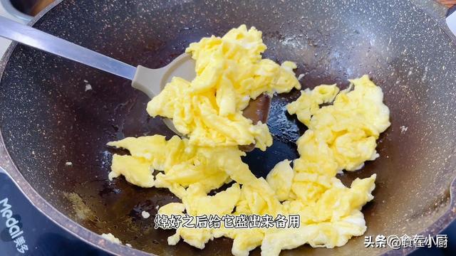芹菜怎么炒好吃，芹菜怎么炒又脆又入味（饭店炒的芹菜为啥那么好吃）