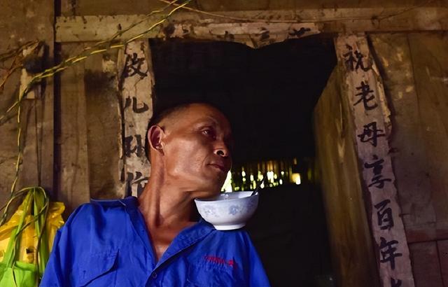 97岁驼背老人现状，97岁杨振宁携妻子出行