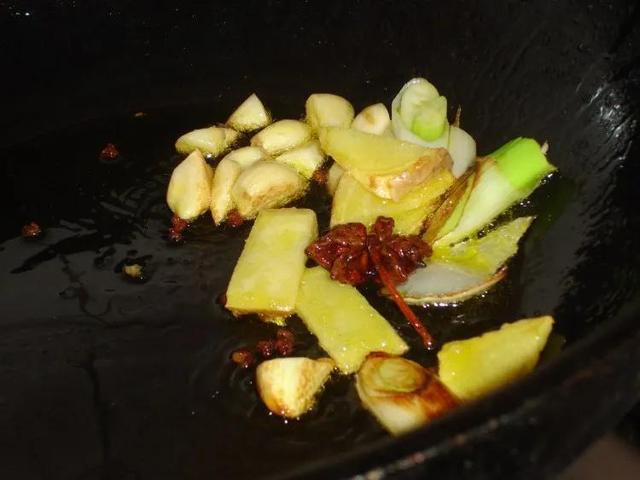 怎样用砂锅红烧排骨好吃，砂锅红烧排骨