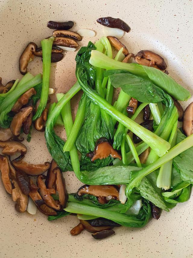 香菇炒青菜的做法，青菜和香菇一起炒的做法（香菇炒青菜的家常做法）