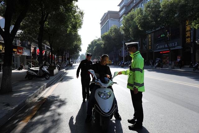 电动摩托车驾驶证要什么条件，电动摩托车登记上牌