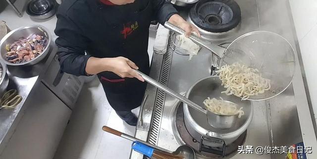 制作肉皮冻方法，做肉皮冻的快速方法（这才是猪皮冻的正确做法）