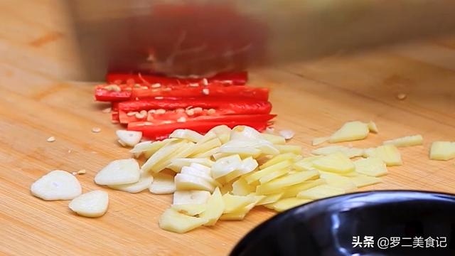 芹菜肉丝香干做法大全，饭店的芹菜香干肉丝做法