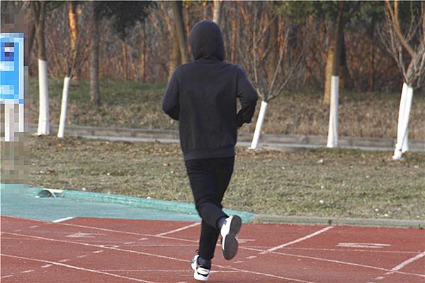 怎样慢跑更有益慢跑姿势有讲究，每天坚持慢跑4个好处