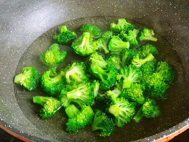 西兰花怎么炒好吃，一般的西兰花怎么炒好吃（有人焯水、有人直接炒）