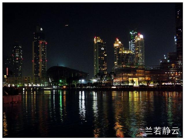 迪拜最大购物中心瀑布，全球最大的迪拜购物中心