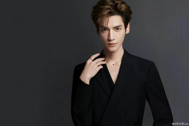 罗云熙同款西装短裤，罗云熙穿格子西装