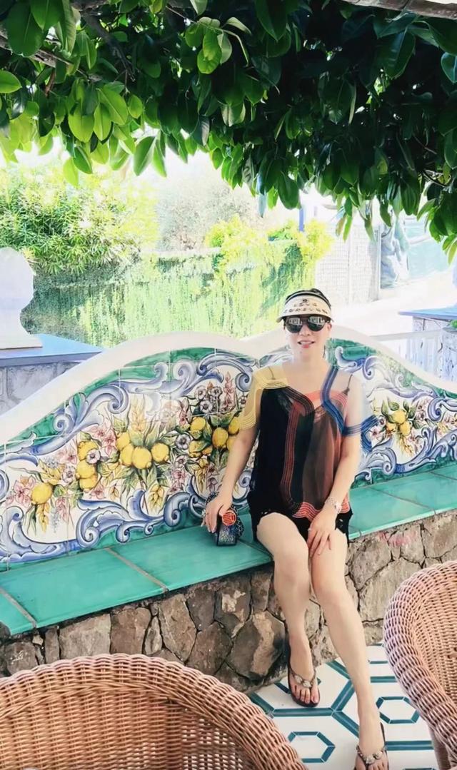 吕良伟和老婆出席活动，吕良伟一家环游各国