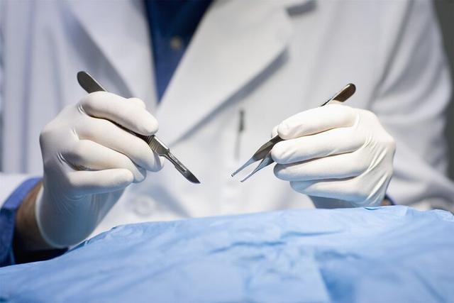 男性结扎和女性结扎哪个危害更小，男性和女性结扎危害哪个更大（男女生结扎哪个伤害更大）