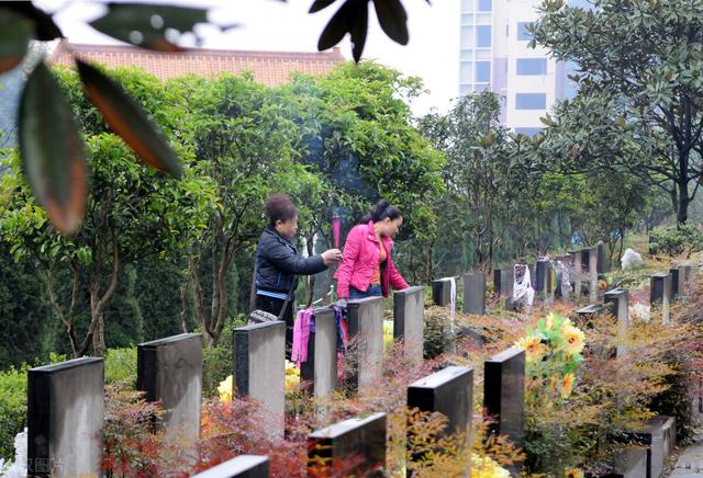 亲人去世后遗像要放哪里，父母去世后遗像长期放家里合适吗