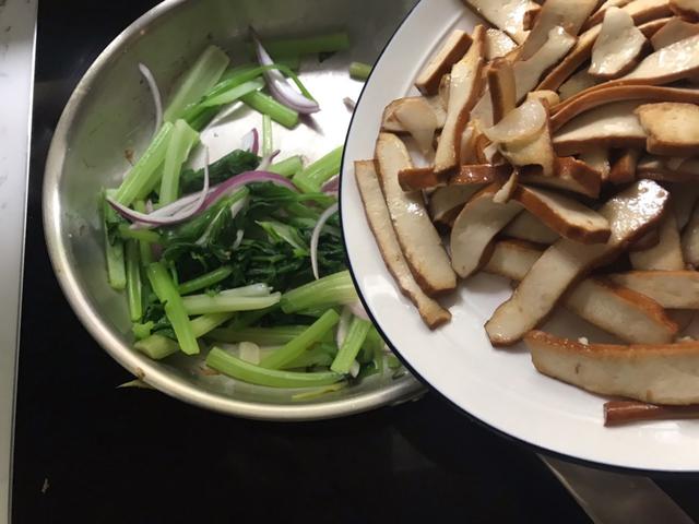 芹菜炒豆腐干的家常炒法，厨师长教你做芹菜炒豆腐干