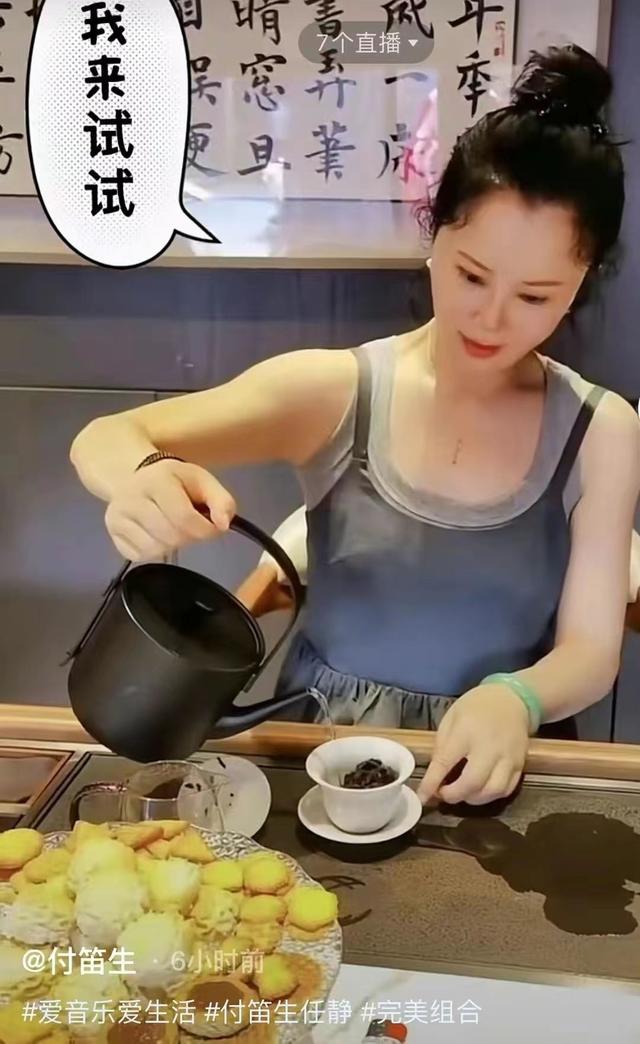 董文华今年多大岁现状如何，60岁的董文华穿棕色外套