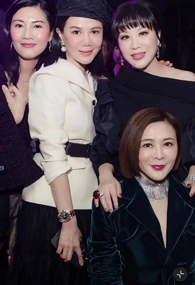 吕良伟和老婆出席活动，吕良伟一家环游各国