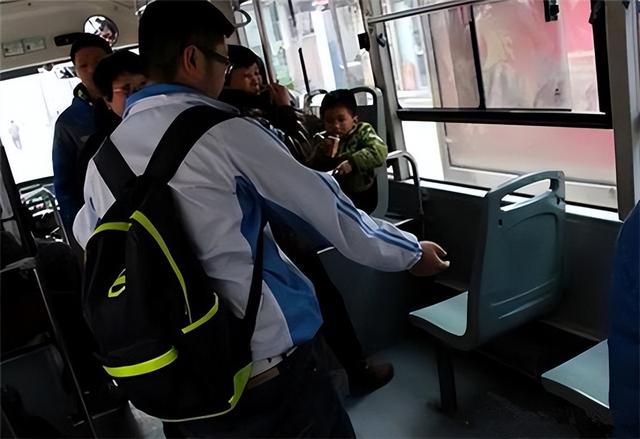 公交车拒让座四个耳光后老人死亡，郑州一大爷狂扇未让座小伙4耳光后猝死