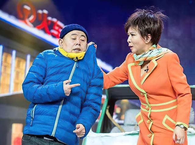 蔡明和老公合照，老公用100封情书追到手