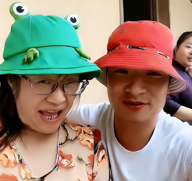 余秀华直播谈杨槠策暧昧，余秀华为躲杨槠策出奇招