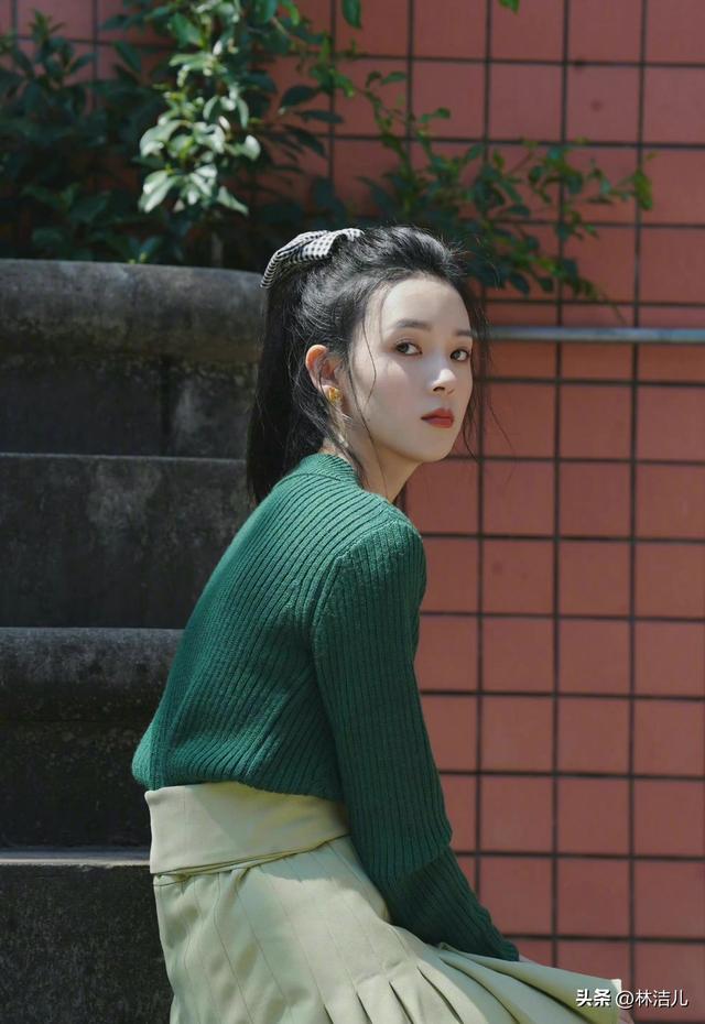 高马尾怎样扎出蓬松感，半高马尾怎么扎出蓬松感刘诗诗