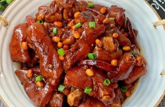 黄焖猪蹄该怎么做，两块钱搞定一道家常美食非常哇塞的❗黄焖猪蹄