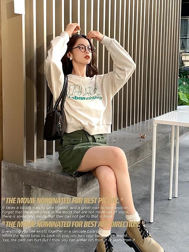 秋冬长款卫衣怎么搭配好看，长款卫衣下面别配小脚裤