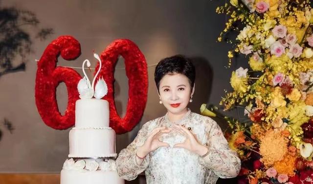 董文华今年多大岁现状如何，60岁的董文华穿棕色外套