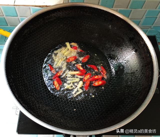 洋葱炒什么好吃，洋葱炒什么既好看又好吃（土豆别再做老一套了）