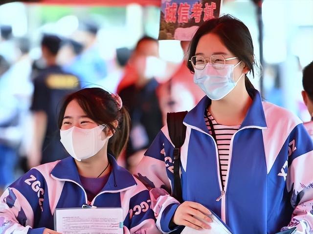 白鹿真实学历，高考送祝福也能翻车