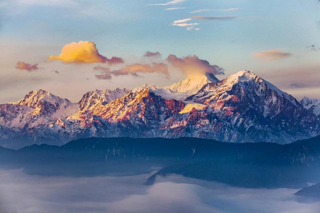 贡嘎雪山主峰，屹立于众峰之巅