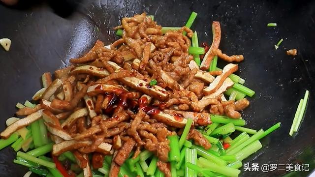 芹菜肉丝香干做法大全，饭店的芹菜香干肉丝做法